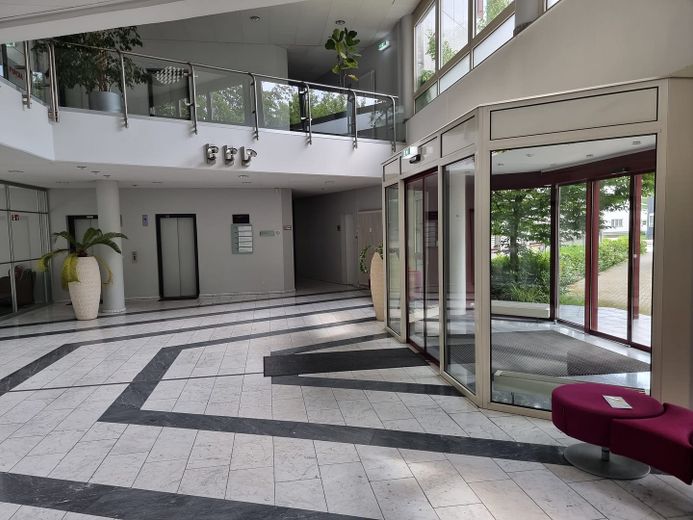 Premium Office – Sofort bezugsfertiges Büro mit Glaswänden und Top-Ausstattung – Foyer Erdgeschoss