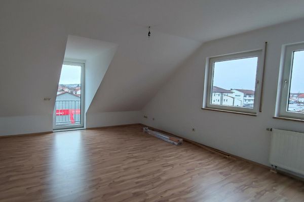 Drei Zimmer DG Wohnung mit Balkon zentral gelegen in Schwandorf