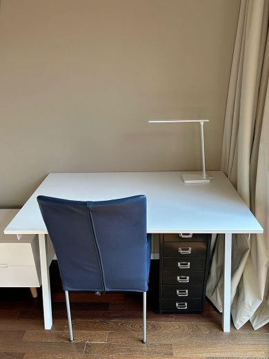 Penthouse exclusif dans le quartier belge – Un logement meublé avec style, calme et lumière – Arbeitsbereich