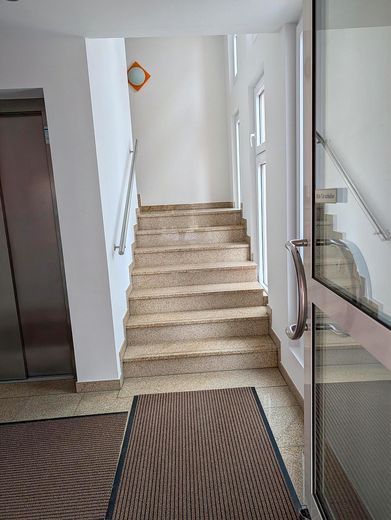 Exclusive 3-Zimmer-Etagenwohnung in Bestlage - Komfortabel, barrierefrei, Lift & ideal für Paare – Treppenhaus