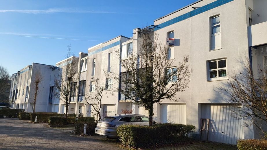 Neuer Preis ! RMH mit Garage, 2 Balkonen, Garten und Terrasse – Staßenfront