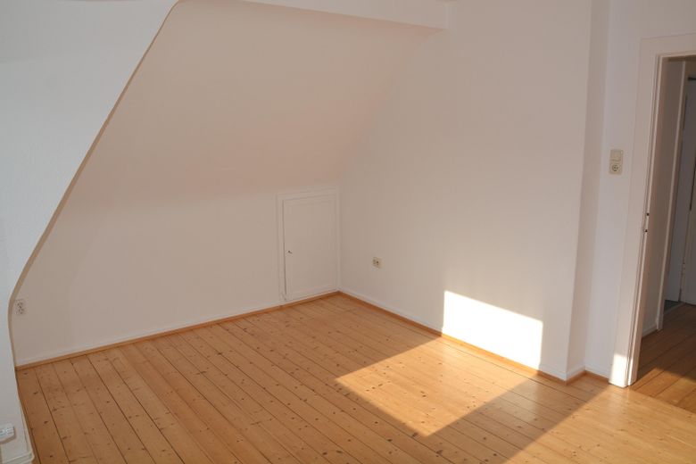 2,5-Zimmer-Dachgeschoss-Wohnung – Schlafzimmer