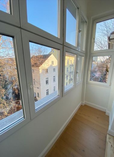 3-Zimmer-Wohnung, Altbau mit Balkon und Einbauküche in Frankfurt am Main – Erker Küche