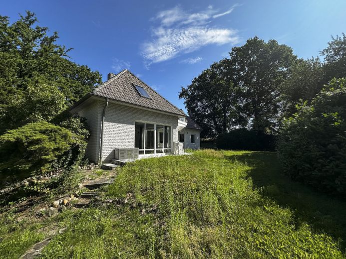 235 m² Wohnen auf 1.425 m² Grundstück | offene Galerie, Kamin & Hamburg-Nähe – Ansicht Feuerecke