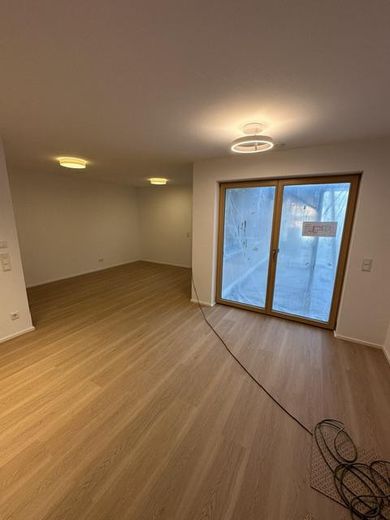 Neubau - Erstbezug - Niedrigenergiehaus - 1 ZW inkl. EBK, Stellplatz, Terrasse ca. 45m² Wfl. – Wohnen/Schlafen