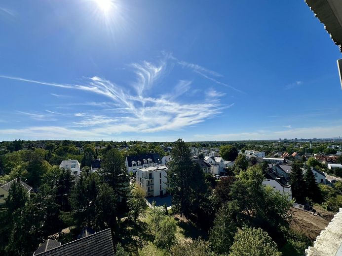 VANAF AUG 2027: Stijlvol gemeubileerd appartement | Tijdelijk wonen | Gemeubileerd wonen in Sachsenhausen – Weitblick vom Südbalkon