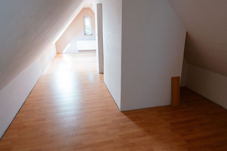 Provisionsfrei ins Familienglück: Traumhaftes Generationenhaus im Grünen mit viel Platz! – Ausgebauter Dachboden