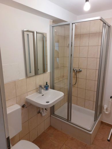 світла 1-кімнатна квартира на першому поверсі площею 35 м² у тихому місці, Kochel am See, am Lainbach 17 – Badezimmer mit Dusche, WC