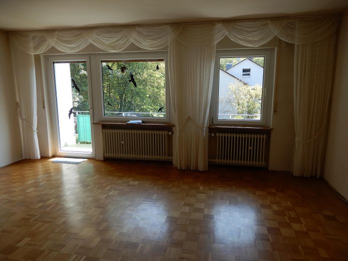 provisionsfrei / RMH in ruhiger Waldrandlage / renovierungsbedürftig – Wohnzimmer