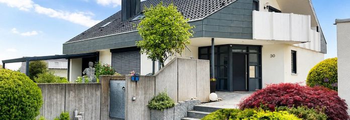 Modernisiertes Zweifamilienhaus mit zusätzlichem Wohnbereich – Ansicht Süd