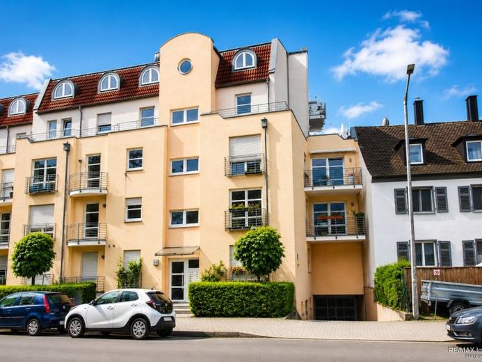 Charmante Maisonette-Wohnung mit Tiefgaragenstellplatz in Fürth – Photo 1