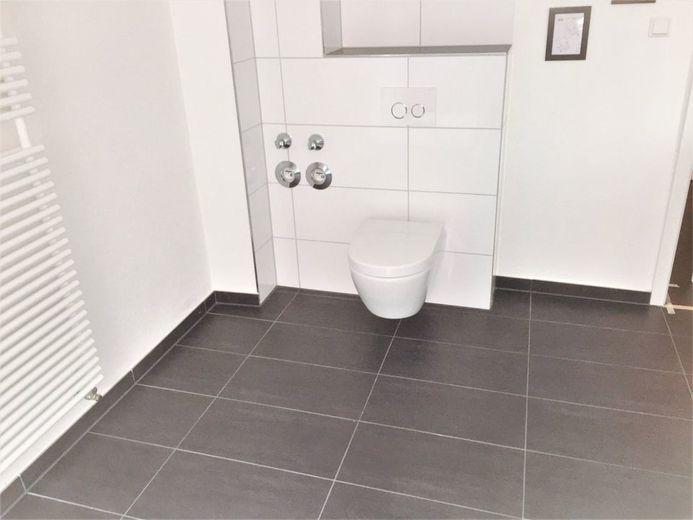 Exklusive, moderne Wohnung mit Dachterrasse offener Küche, Kamin und TG-Stellplatz – Bad 6 WC 