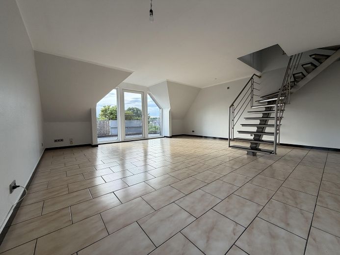 +++RESERVIERT+++ Maisonette-Wohnung mit großem Sonnenbalkon inkl. Tiefgarage in Oberhausen-Alsfeld – Wohnzimmer Ansicht 2