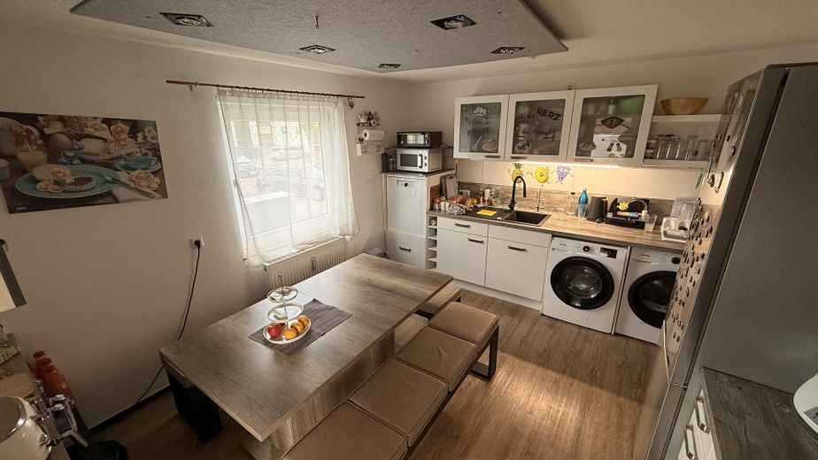 Klimatisiertes Raumwunder: Renovierte 4-Zimmer-Wohnung mit 2 Balkonen & 2 Garagen – Küche 2/2