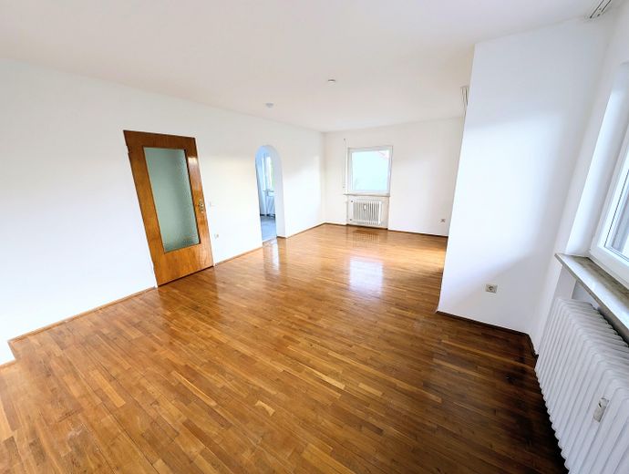Appartement calme de 3 pièces au 1er étage d’une maison de 3 logements, balcon, cave, garage éventuellement – Wohnzimmer