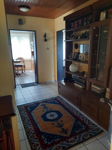 Casa unifamiliare con possibilità di appartamento indipendente/alloggio multigenerazionale su terreno spazioso - senza provvigione – EG Flur vorne zum WZ u. Küche