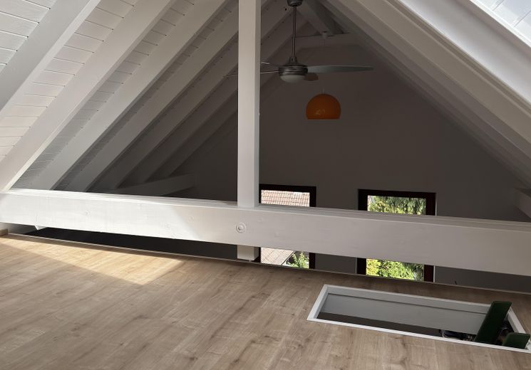 Moderne Maisonette „Am Weinfass“: Komplett renoviert mit flexiblem Wohnkonzept – Offene Galerie