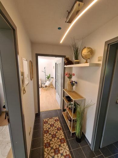 Balkonlu, otoparklı ve yeni doğalgaz kat kaloriferli 3 odalı daire | 50,90 m² – Flur.