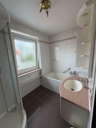 Солнечная 3-комнатная квартира в центре Бургхаузена – Badezimmer und Badewanne
