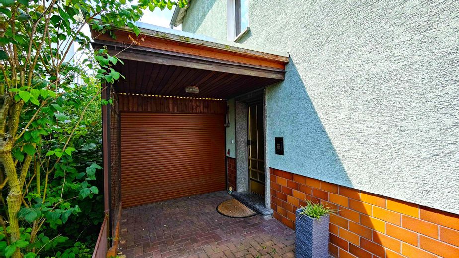 Provisionsfreies 3-FH in toller Lage von Rumpenheim – Eingang und große Garage