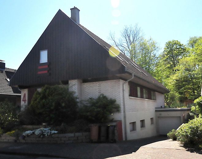 Energieeffizientes Haus in Hannover-Bothfeld von Privat - 758.000 € VB – Straßenseite mit Garage
