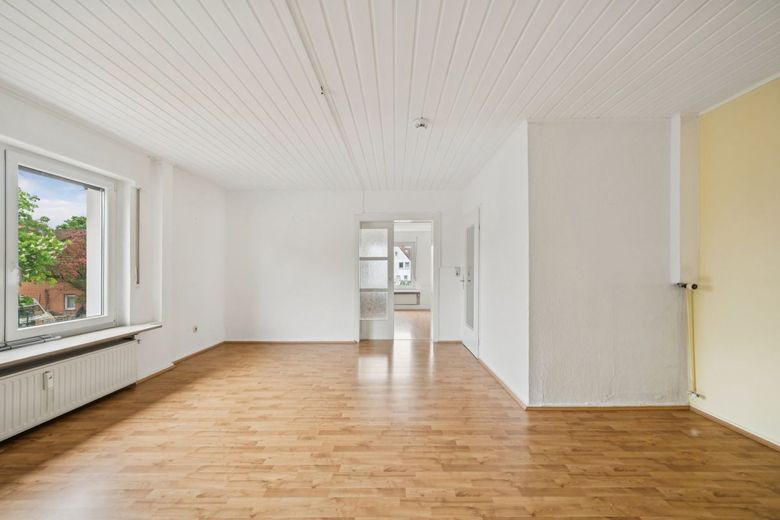Attraktives Mehrfamilienhaus - Flexibles Wohnkonzept für Eigennutzer und Anleger – WE02: Wohnzimmer