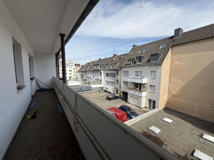 Kleines Büro mit Balkon mitten in City – Balkon