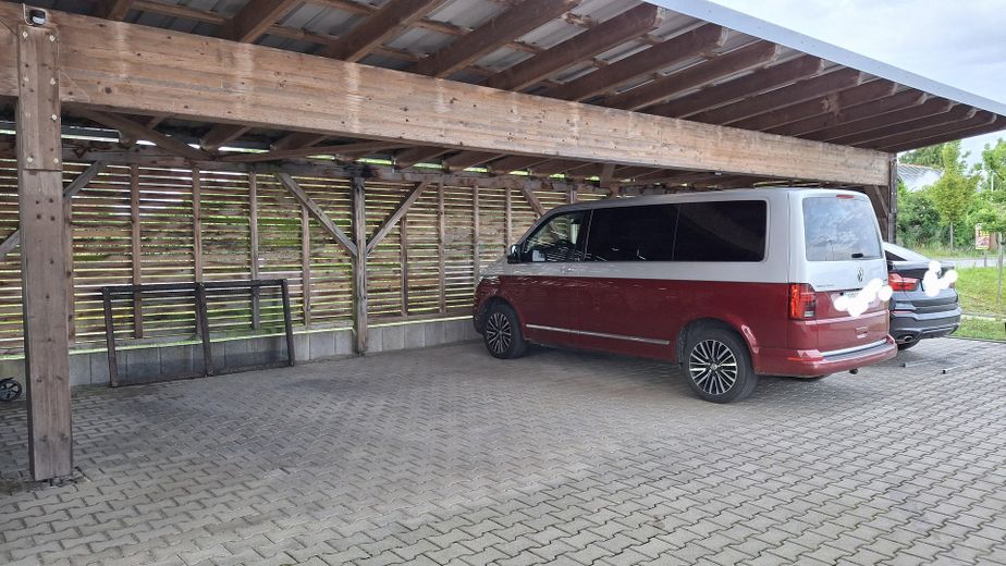 großer Carport/Stellplatz