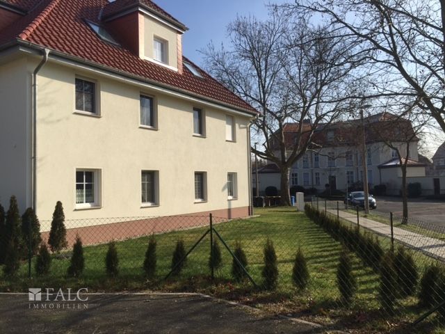 Kapitalanlage am Industriestandort * Mehrfamilienhaus mit Garagen * kein Leerstand – Außenansicht