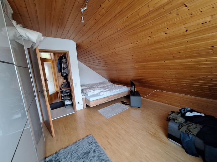 Gemütliche Dachgeschosswohnung 4 Zimmer mit Einbauküche in ruhiger Wohngegend – Schlafzimmer mit Einbaubett