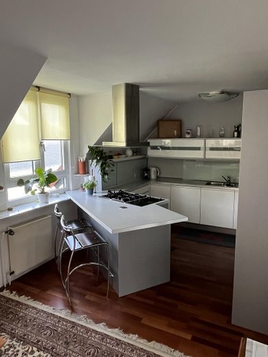 Atractiva casa adosada con balcón, terraza y jardín bien cuidado – offene Küche