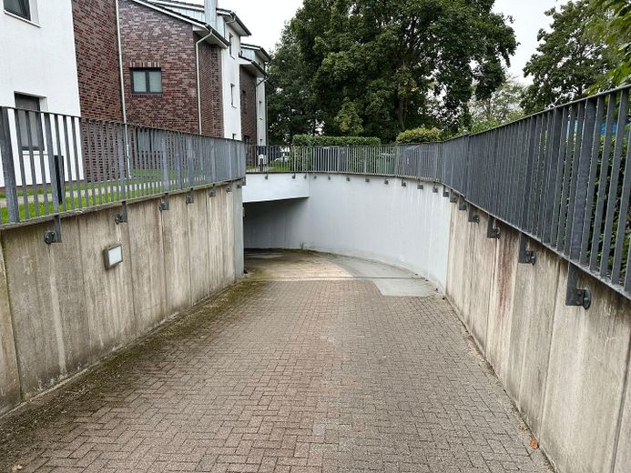 Appartement en copropriété haut de gamme de 2 pièces avec terrasse et place de parking en sous-sol – Komfortabel und Geschützt