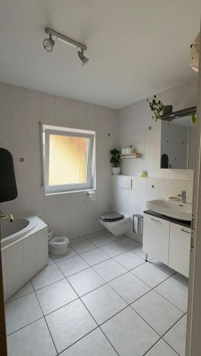 Reihenendhaus mit Keller, Garten, Pelletofen, 2 Stellplätzen & Gartenhaus – 55270 Jugenheim – privat – Badezimmer - Obergeschoss