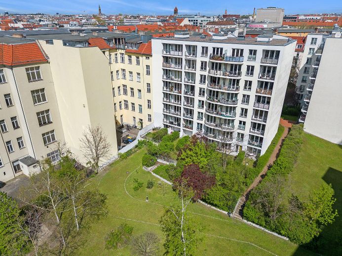 Alexanderplatz: 3 Zimmer, EG, eigner Garten, TG, Möbliert, Doorman – Rückansicht