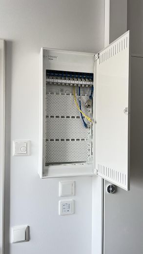 Ruhe mit Blick über Felder: Exklusives wohngesundes Plusenergie-Doppelhaus, S-Bahn fußläufig – LAN im gesamten Haus