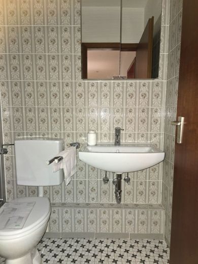 Wiesbaden: Top-Lage, beste Nachbarschaft, frische Luft, Ruhe plus Naturgeräusche pur! – Gäste-WC...