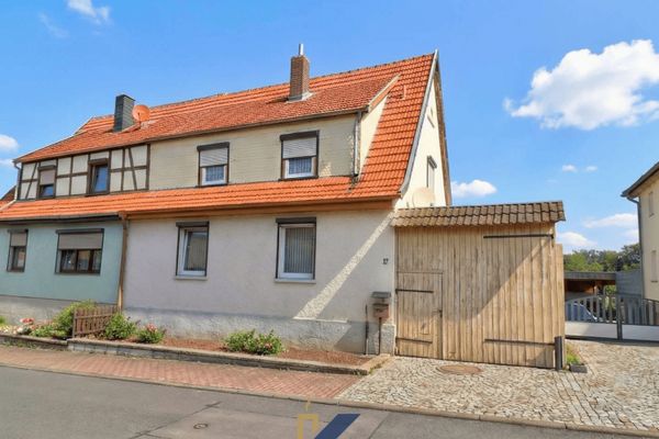 Behind this gate lies more than one expects! - Semi-detached house in Lengefeld