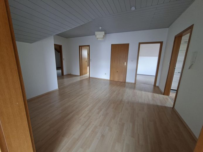 Sehr gepflegtes Zweifamilienwohnhaus in ruhige Wohnlage mit großem, sonnigem Gartengrundstück – Essdiele OG