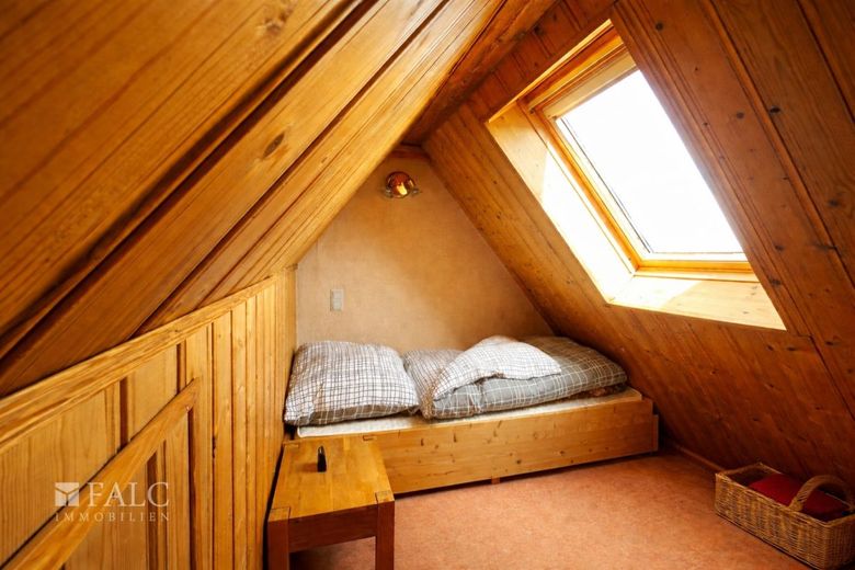 *Reserv.* Familienfreundliches Einfamilienhaus mit großem Grundstück und Doppelgarage – Dachraum Kinderzimmer II