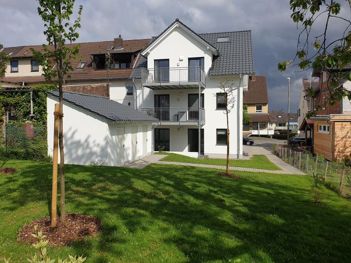 Traumhafte 3-Zimmerwohnung mit Blick zum Herkules – Westansicht mit Abstellräumen