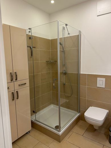 4 Zimmer Wohnung in einer Stadtvilla in Schmargendorf, Fußbodenheizung, Terrasse, 2 TG Stellplätze – Gäste WC mit Dusche