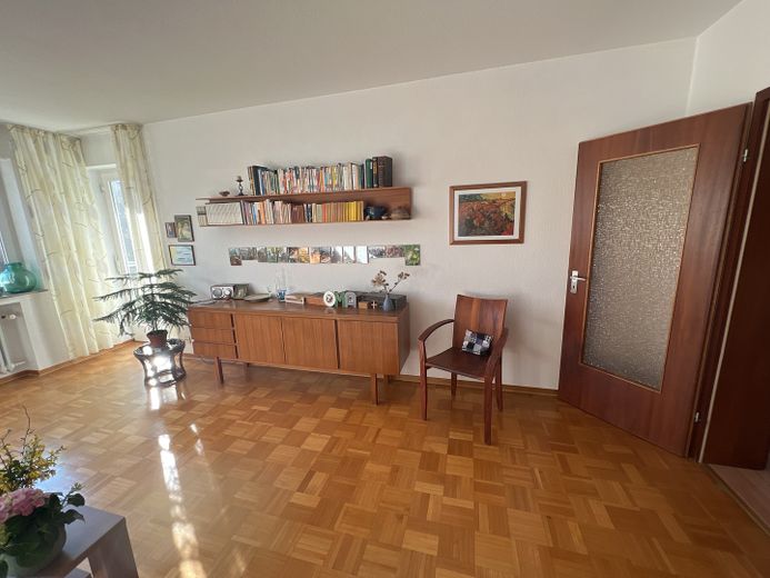 2,5 Zi-Wohnung Hochparterre mit Nord und Süd Balkon in ruhiger Lage, Tiefgarage, geringe Nebenkosten – Wohnzimmer