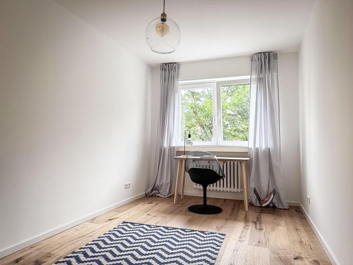 Erstbezug nach Sanierung: Stilvolle 3-Zimmer-Wohnung mit Balkon & Stellplatz in Sachsenhausen-Nord – Büro