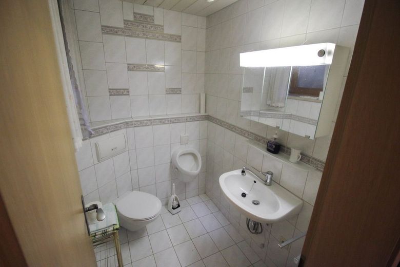 Familienfreundliches Einfamilienhaus in ruhiger Lage mit eingewachsenem Garten und Ausbaureserve – Gäste-WC Souterrain