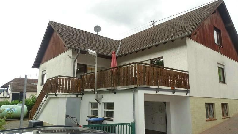 Großes Einfamilienhaus in ruhiger, gepflegter Wohnlage, mit schönem Garten und großem Balkon – seitl. Rückansicht