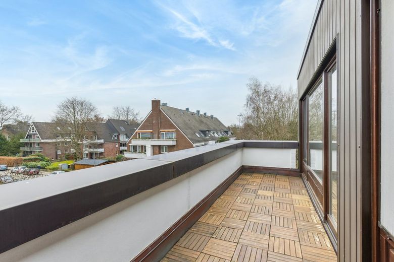Modernisierte 3-Zimmer-Wohnung mit Tiefgaragenstellplatz in
bester Lage von HH-Meiendorf – Balkon Nord