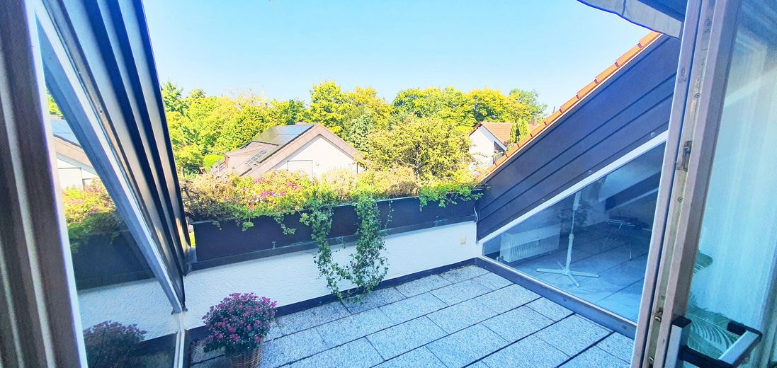 Tolle Lage: Hochwertige 3,5-Zimmer-DG-Galeriewohnung mit 2 Balkonen, 2 Bädern, TG und guter Rendite – West-Dachterrasse