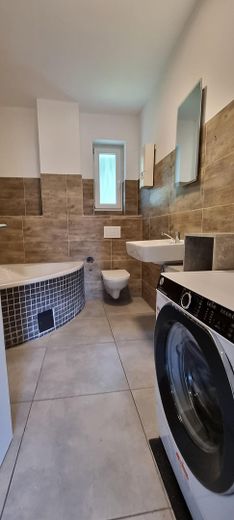 Sehr schöne teilmöblierte 4 Zimmer 103 qm DG Maisonette Wohnung mit EBK, Balkon usw. – incl. neuer Waschmaschine