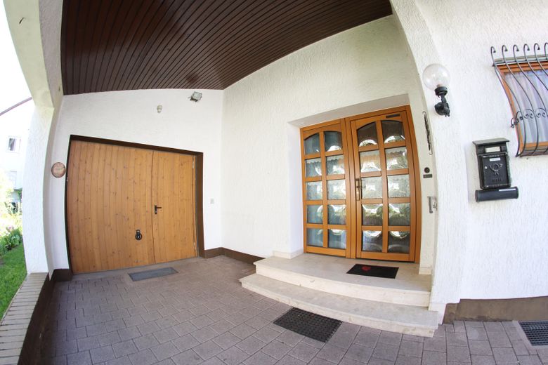 Idealny na czas emerytury: parterowy, wolnostojący dom jednorodzinny o powierzchni 100+90m² na działce o powierzchni 387 m² (kupno) – Eingang