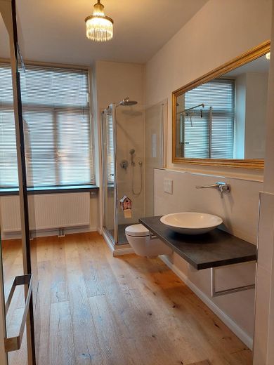 Zentral gelegene 4-Zimmer Wohnung mit Balkon und Fahrstuhl – Badezimmer1